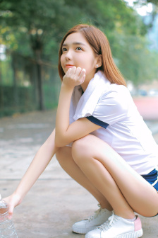 美女露胸